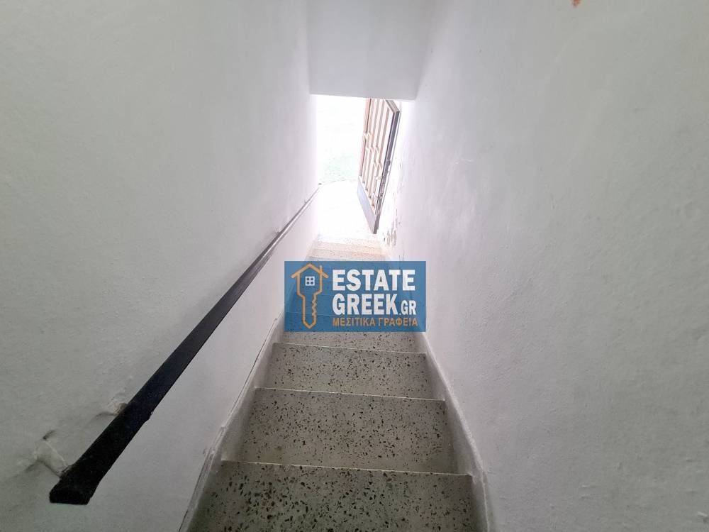 Γκαρσονιέρα 42τ.μ. με πρόσοψη 3μ. σε ημιώροφο χωρίς θέρμανση