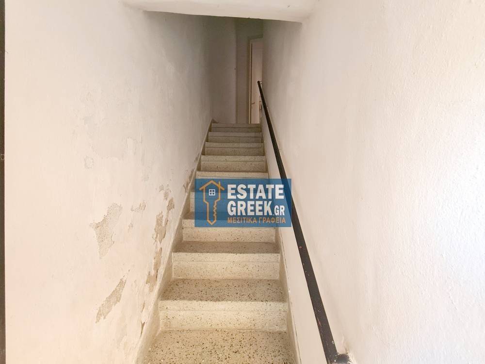 Γκαρσονιέρα 42τ.μ. με πρόσοψη 3μ. σε ημιώροφο χωρίς θέρμανση