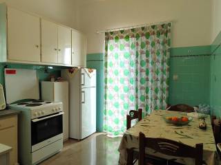 E KOYZINA STON 1o OROPHO