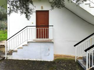 E EISODOS GIA TO YPERYPSOMENO ISOGEIO