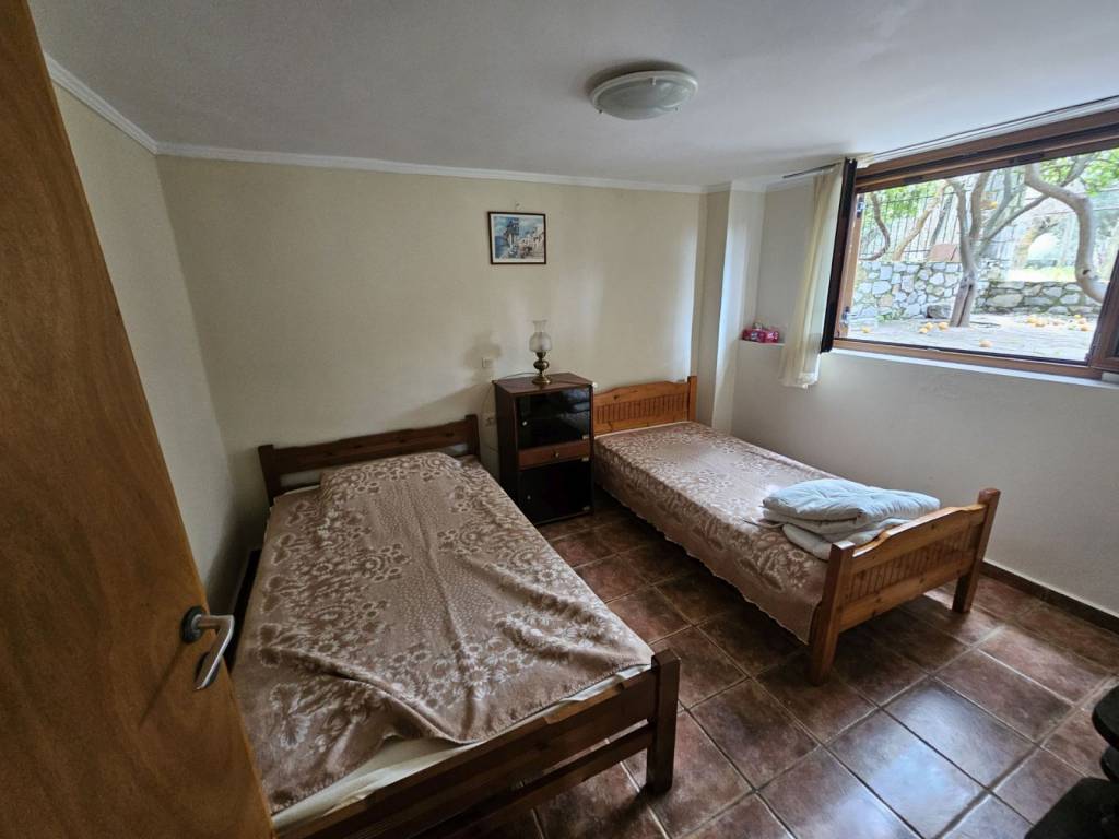 E mia apo dyo krebatokamares toy xenona sto isogeio