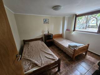 E mia apo dyo krebatokamares toy xenona sto isogeio