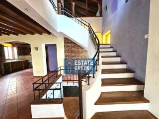 ★ 5 υπνοδωμάτια ★ Πρόσβαση ΑΜΕΑ ★ Πάρκινγκ ★ Ανακαίνιση πλήρης 2002