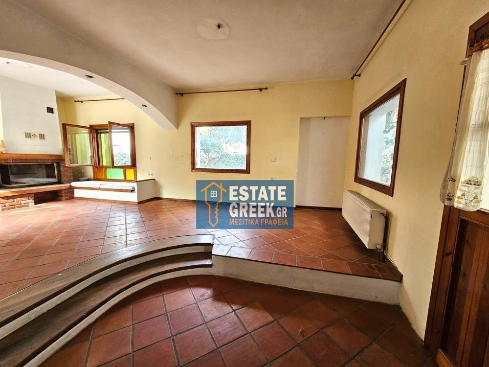 ★ 5 υπνοδωμάτια ★ Πρόσβαση ΑΜΕΑ ★ Πάρκινγκ ★ Ανακαίνιση πλήρης 2002