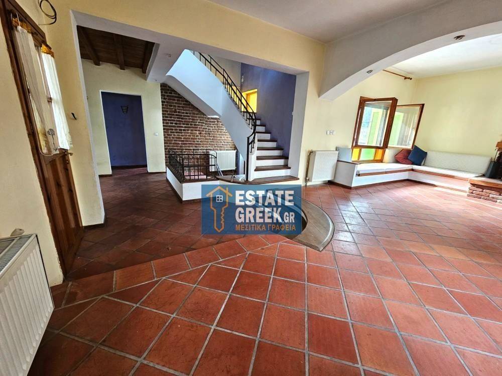 ★ 5 υπνοδωμάτια ★ Πρόσβαση ΑΜΕΑ ★ Πάρκινγκ ★ Ανακαίνιση πλήρης 2002