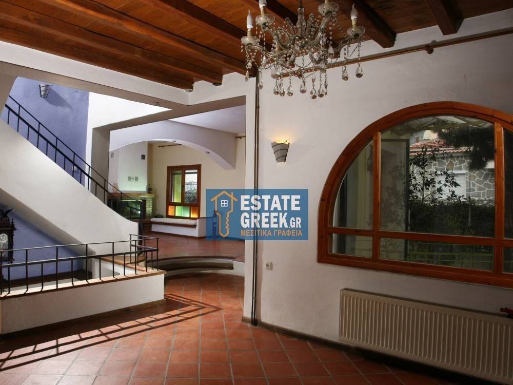 ★ 5 υπνοδωμάτια ★ Πρόσβαση ΑΜΕΑ ★ Πάρκινγκ ★ Ανακαίνιση πλήρης 2002