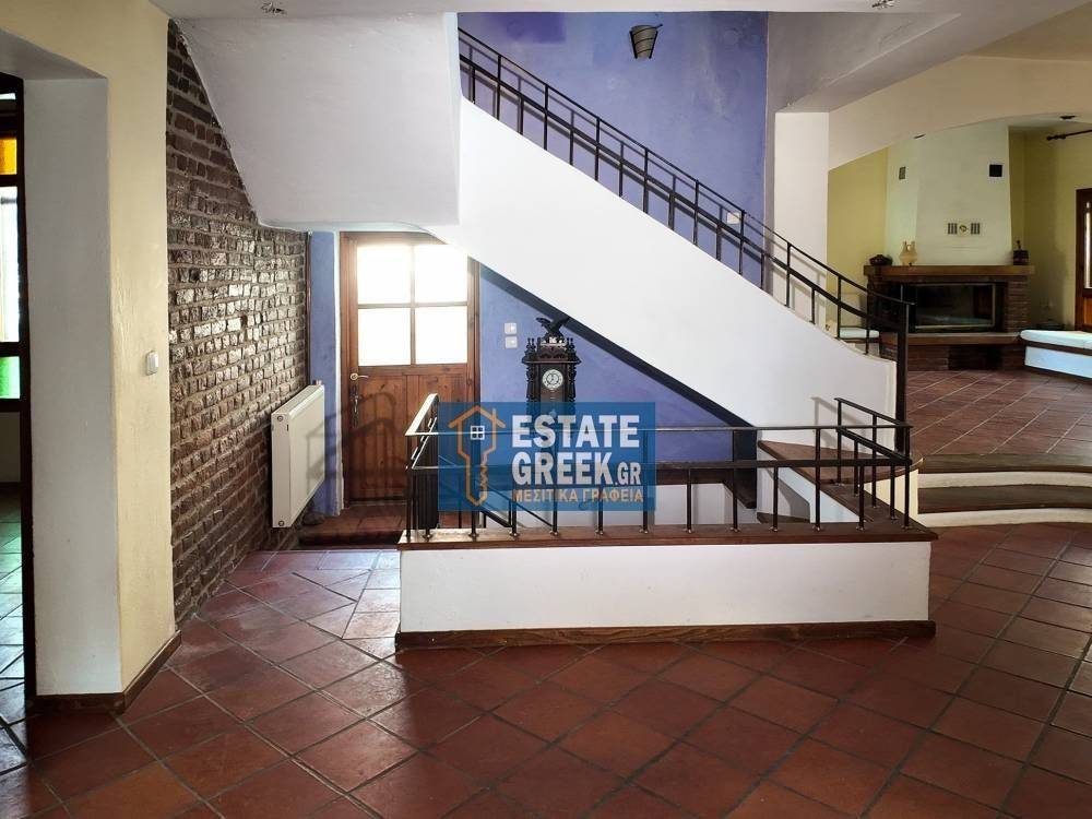 ★ 5 υπνοδωμάτια ★ Πρόσβαση ΑΜΕΑ ★ Πάρκινγκ ★ Ανακαίνιση πλήρης 2002