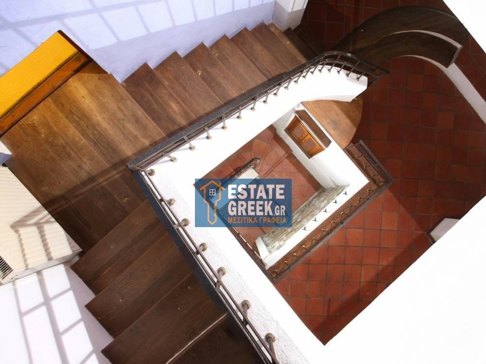 ★ 5 υπνοδωμάτια ★ Πρόσβαση ΑΜΕΑ ★ Πάρκινγκ ★ Ανακαίνιση πλήρης 2002