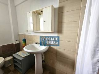 ★ Τιμή με ίντερνετ-νερό-κοινόχρηστα ★ πλήρως επιπλωμένη ★ Χωρίς κουζίνα