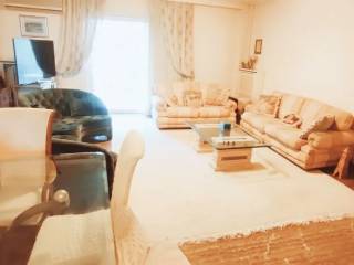 Μεγάλο φωτεινό σαλόνι