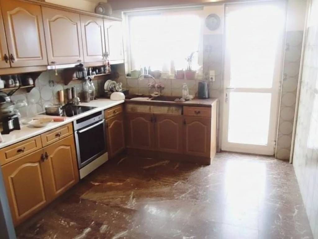 Μεγάλη φωτεινή κουζίνα με μπαλκόνι