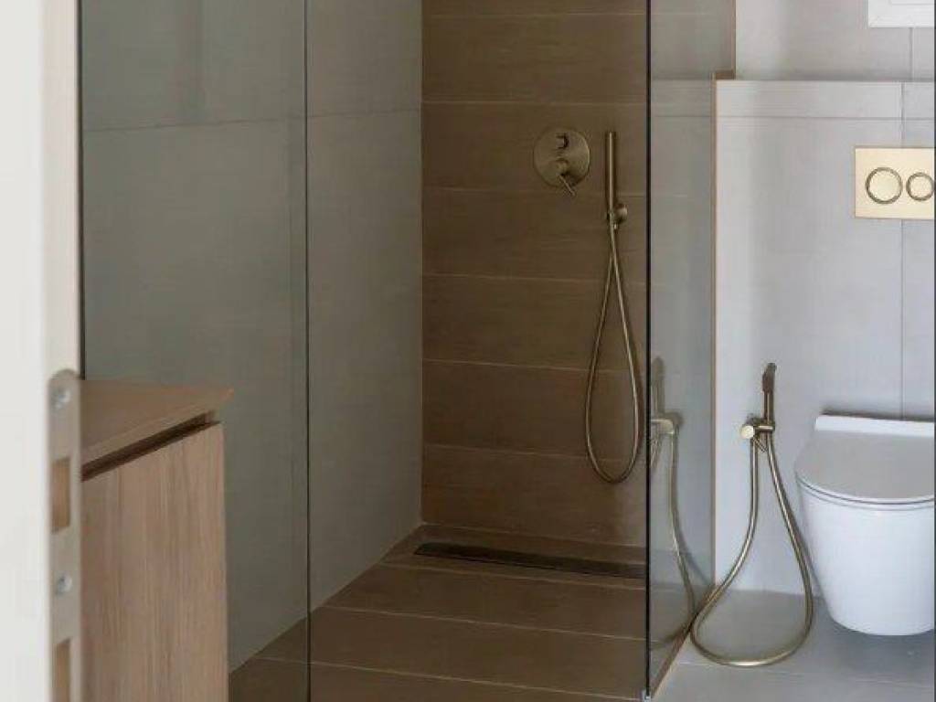 Forumland Real Estate, Μπάνιο