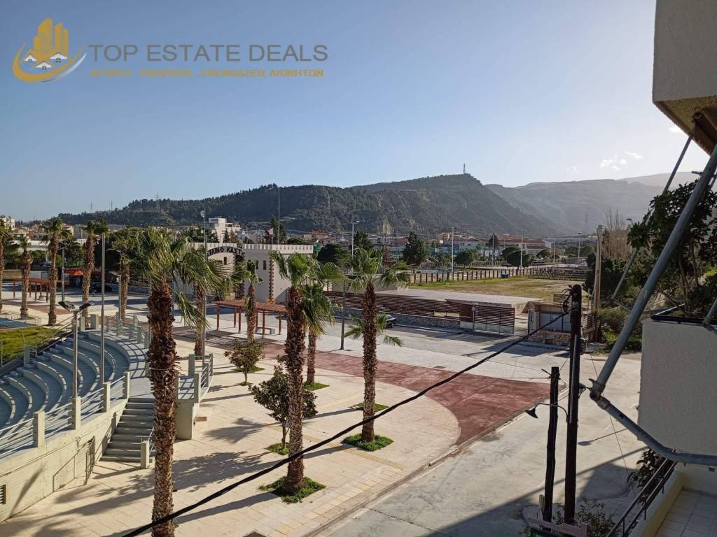 θέα από μπαλκόνι -θέατρο - ξύλινο κάστρο -βουνά