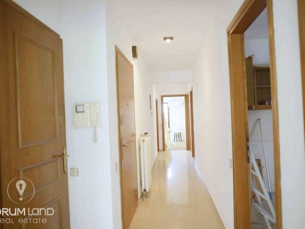 Forumland Real Estate, Διάδρομος