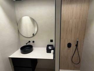 Forumland Real Estate, Μπάνιο