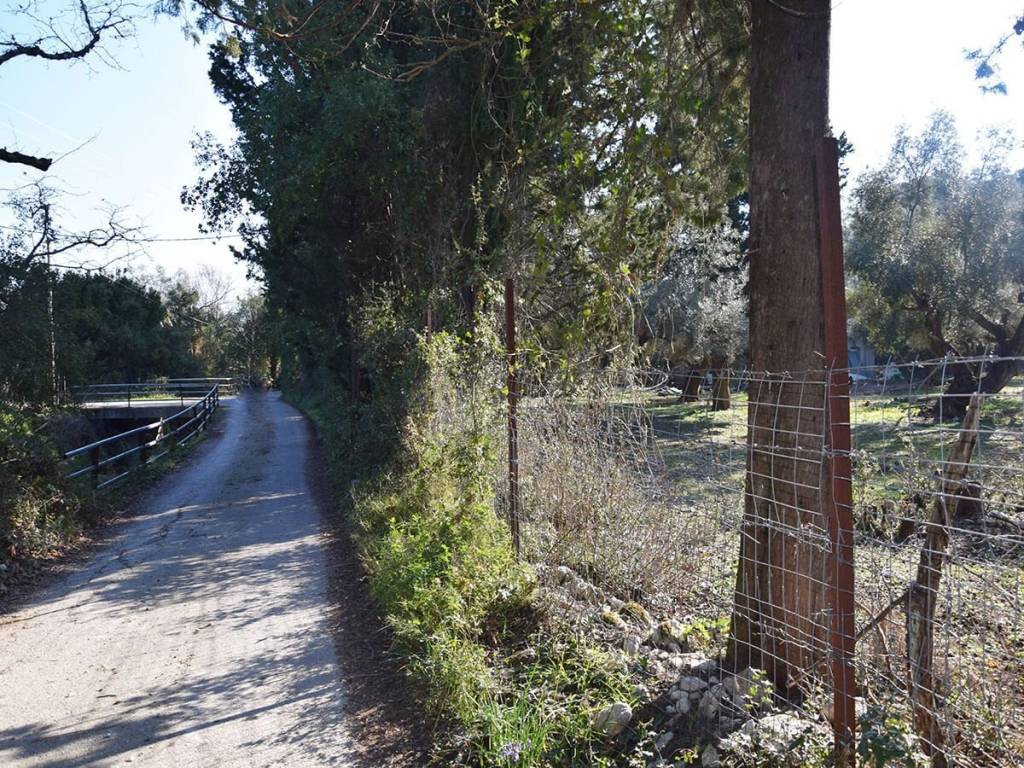 Το περιφραγμένο αγροτεμάχιο και η πρόσβαση σε αυτό