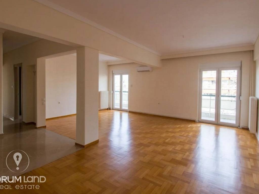 Forumland Real Estate, Σαλόνι