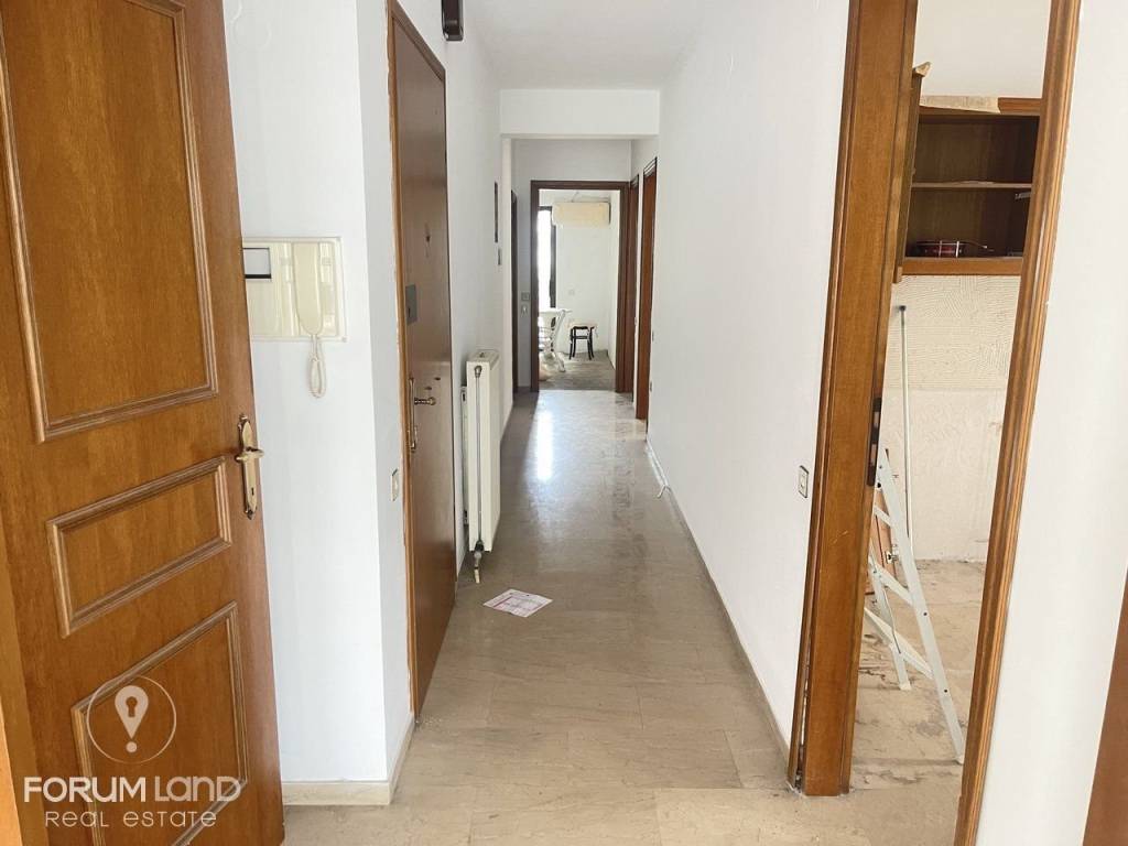 Forumland Real Estate, Διάδρομος