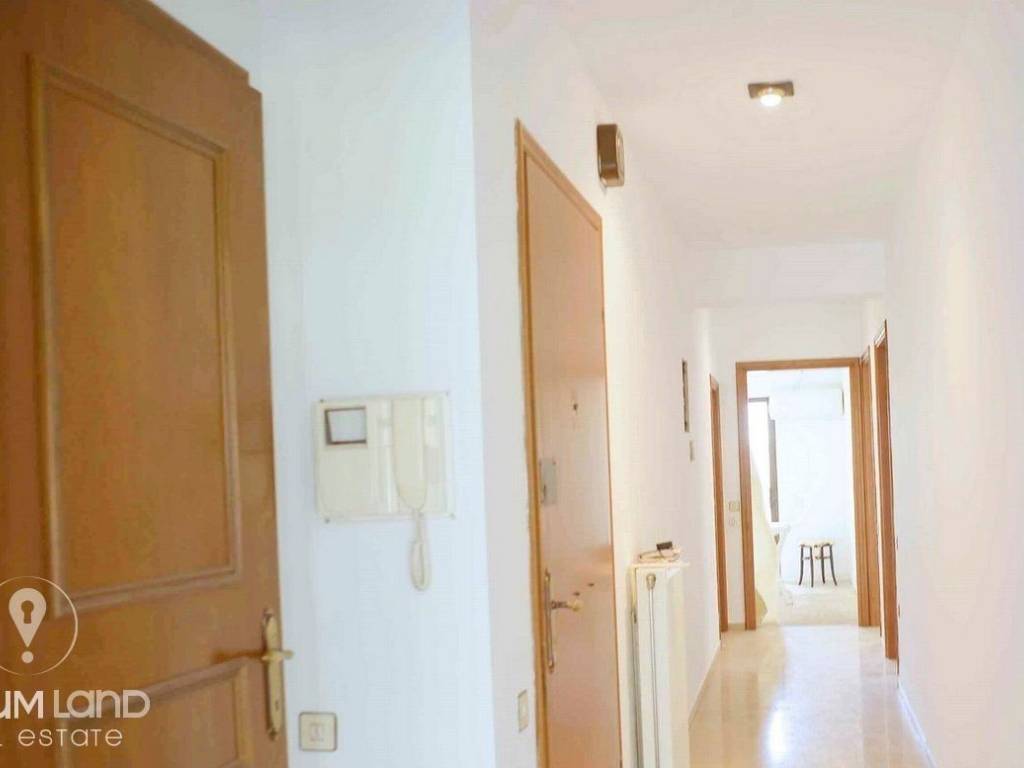 Forumland Real Estate, Διάδρομος