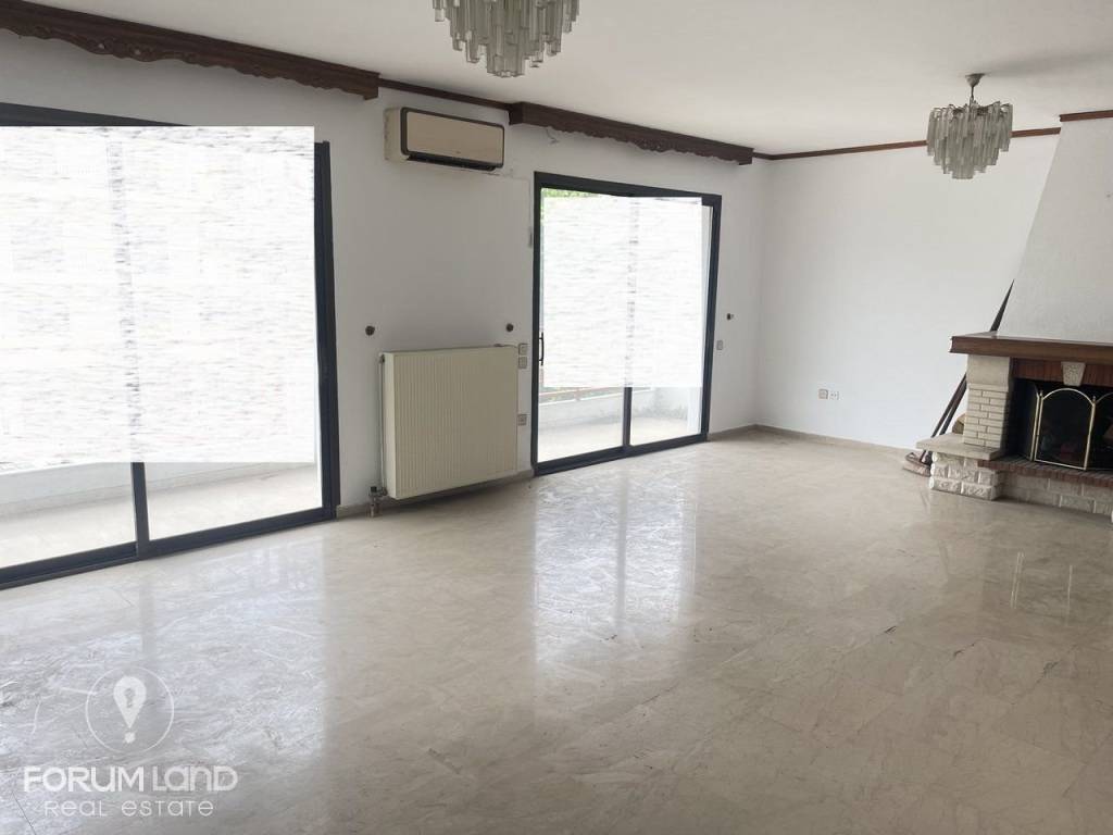 Forumland Real Estate, Σαλόνι με τζάκι