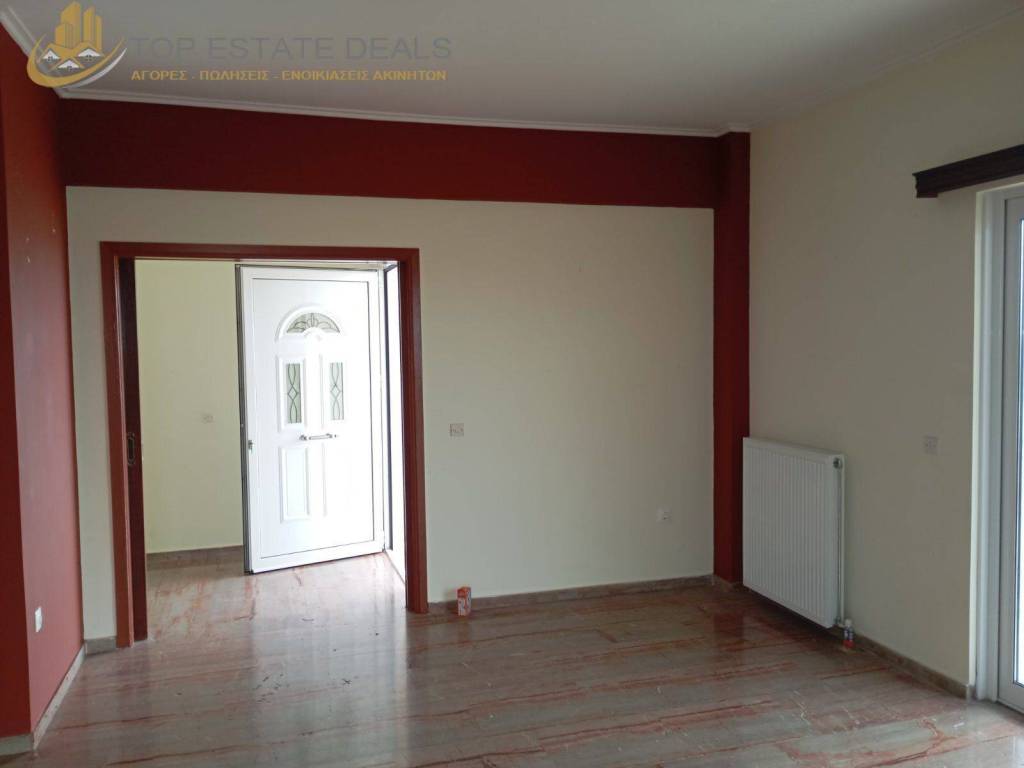 salonotrapezaria eniaia me chol eisodoy