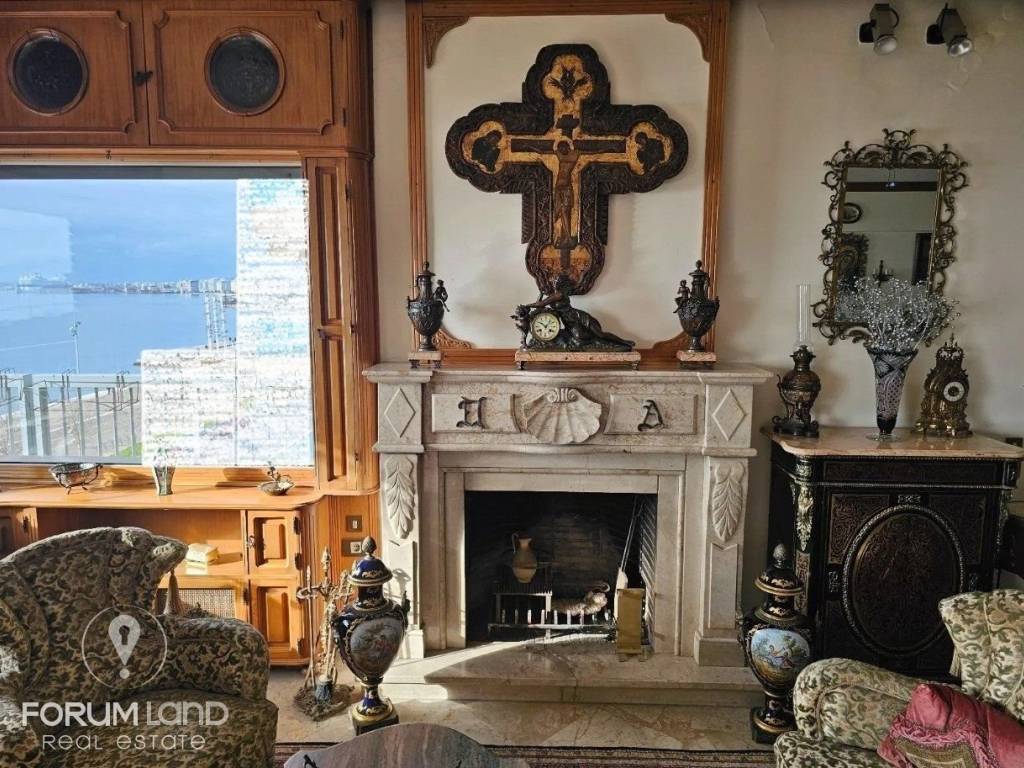 Forumland Real Estate, Τζάκι