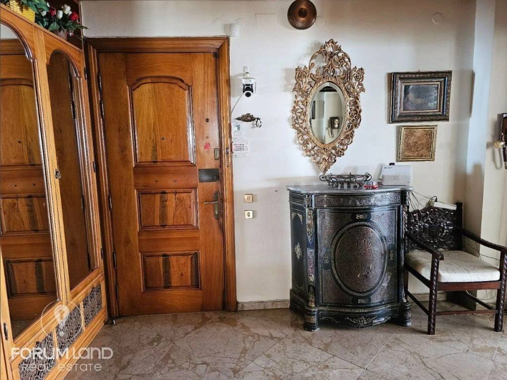 Forumland Real Estate, Είσοδος