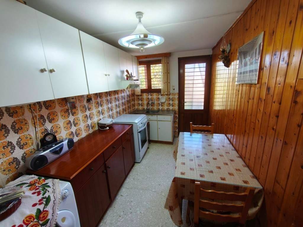 E KOYZINA STO ISOGEIO TES KATOIKIAS