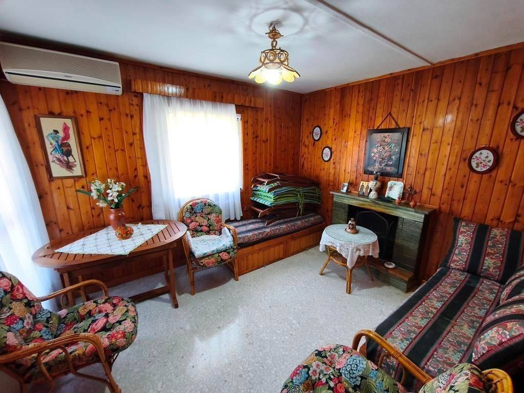 SALONI ME TZAKI STO ISOGEIO