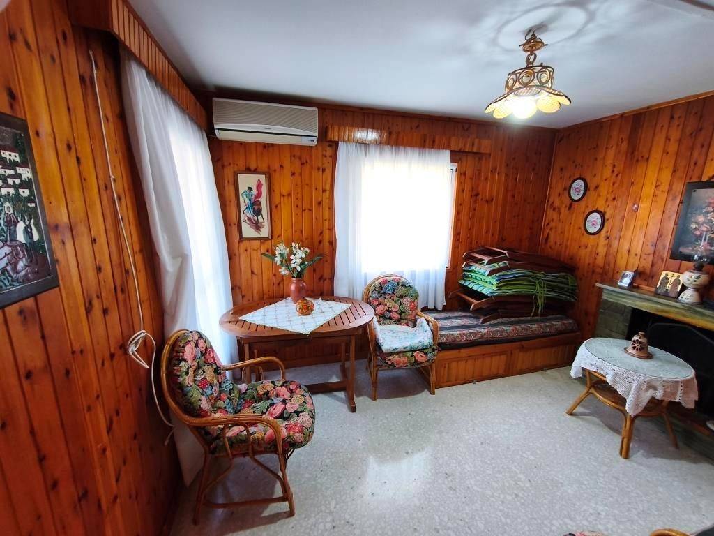 SALONI ME TZAKI STO ISOGEIO