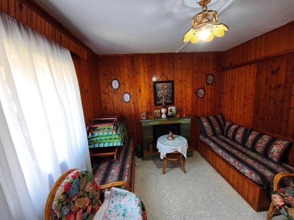 SALONI ME TZAKI STO ISOGEIO