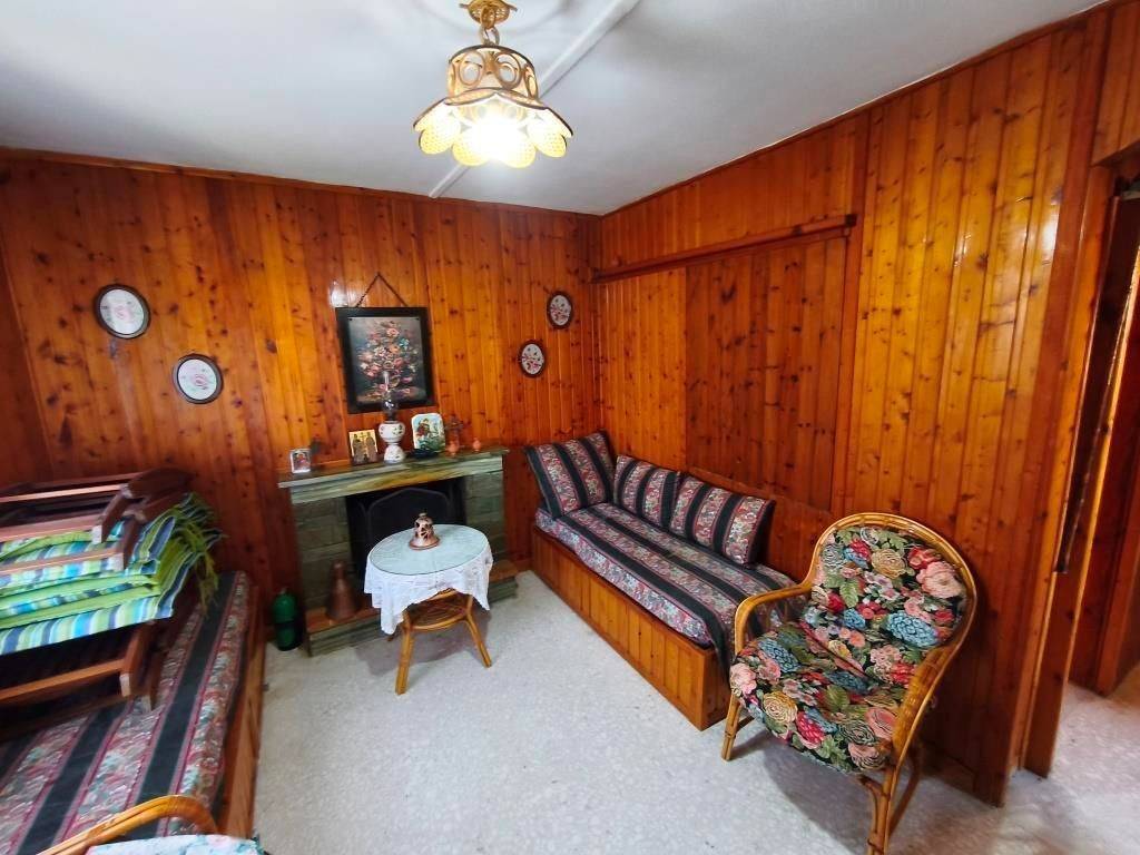 SALONI ME TZAKI STO ISOGEIO