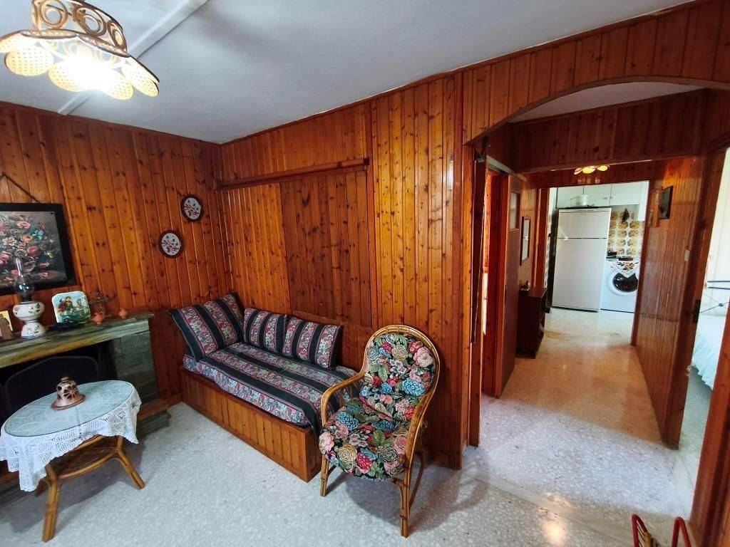 SALONI ME TZAKI STO ISOGEIO