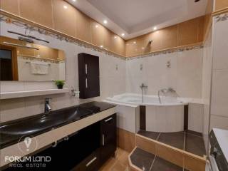 Forumland Real Estate, Μπάνιο