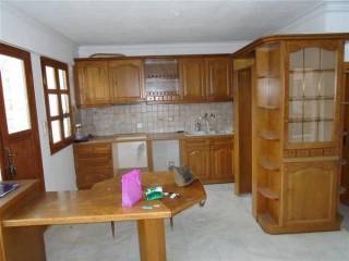 Ολοφώτεινη open plan κουζίνα