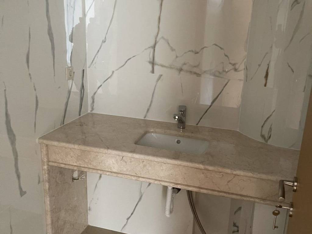 Forumland Real Estate, Μπάνιο νιπτήρας