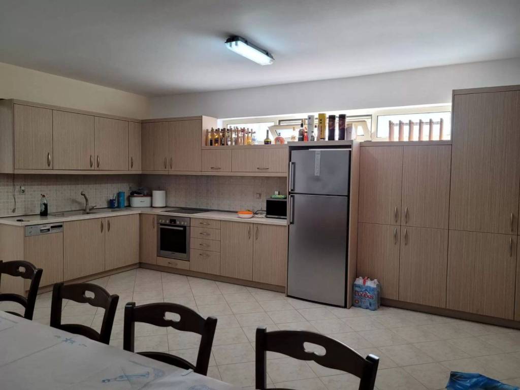 υπογειο χώρος με κουζίνα και ηλεκτρικές συσκευές