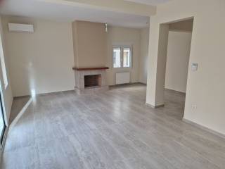 διαμπερές σαλόνι με τζάκι