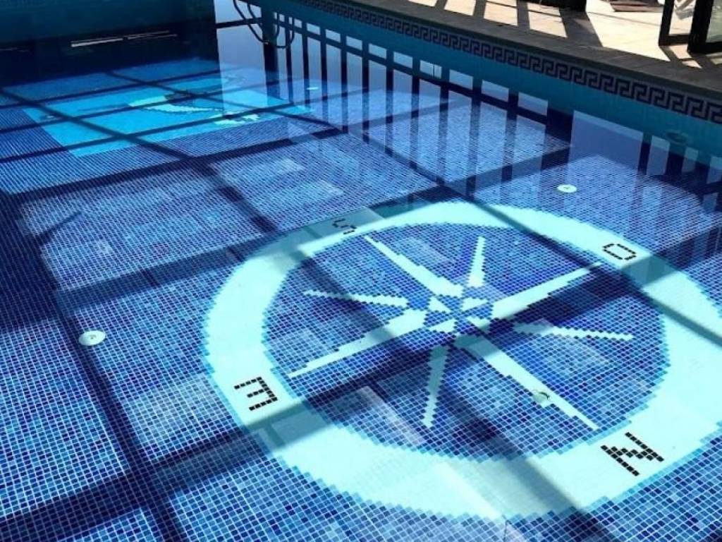 εσωτερική /εξωτερική πισίνα