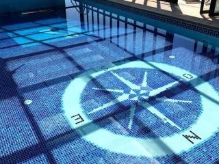 εσωτερική /εξωτερική πισίνα