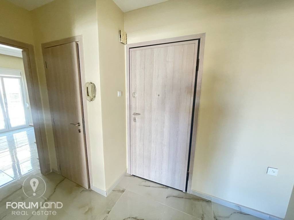 Forumland Real Estate, Είσοδος