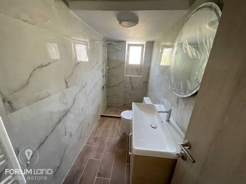 Forumland Real Estate, Μπάνιο