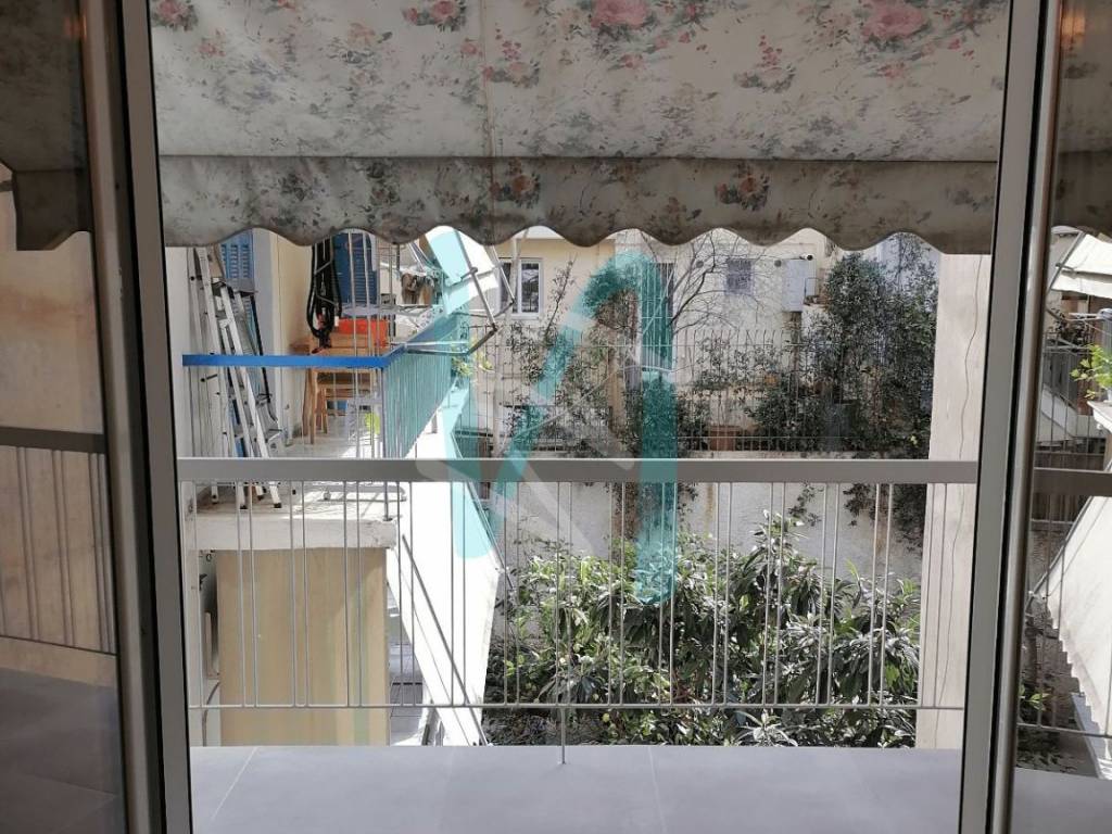 Μπαλκόνι με ανοιχτή θέα σε ακάλυπτο χώρο