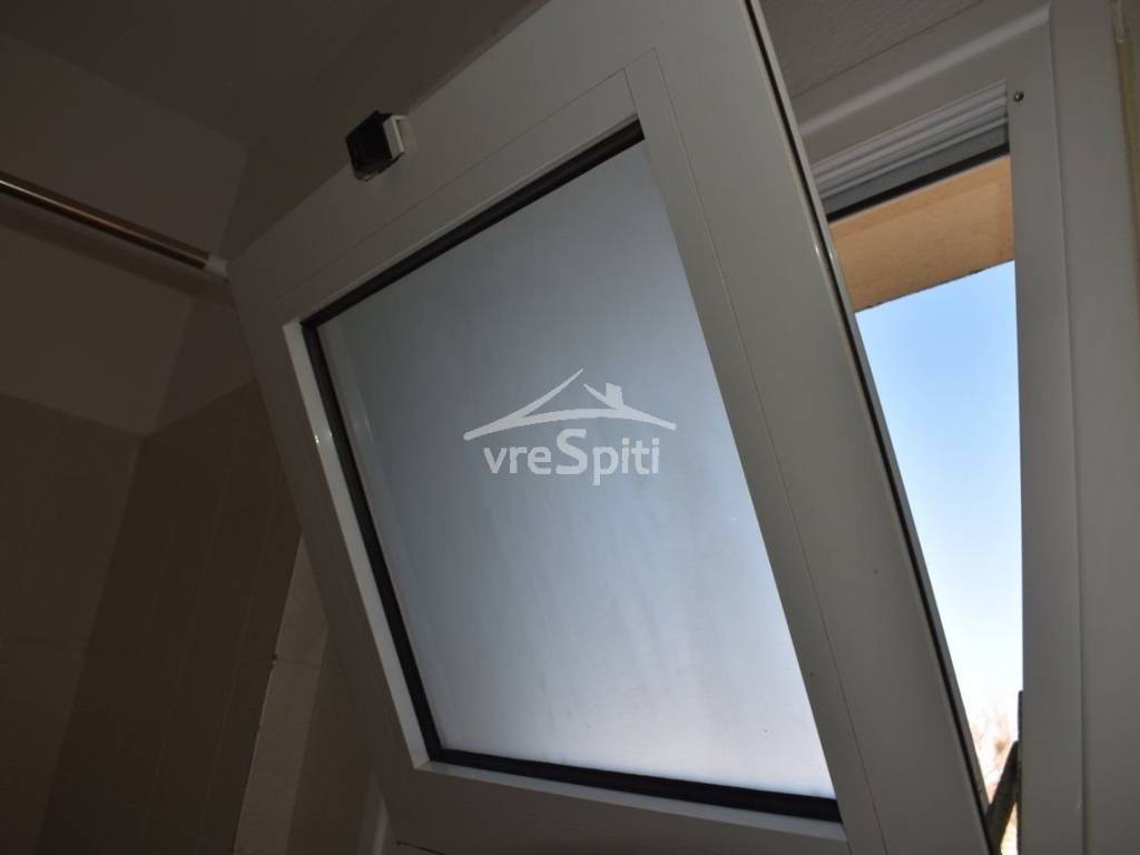 ΠΑΡΑΘΥΡΟ ΛΟΥΤΡΟΥ