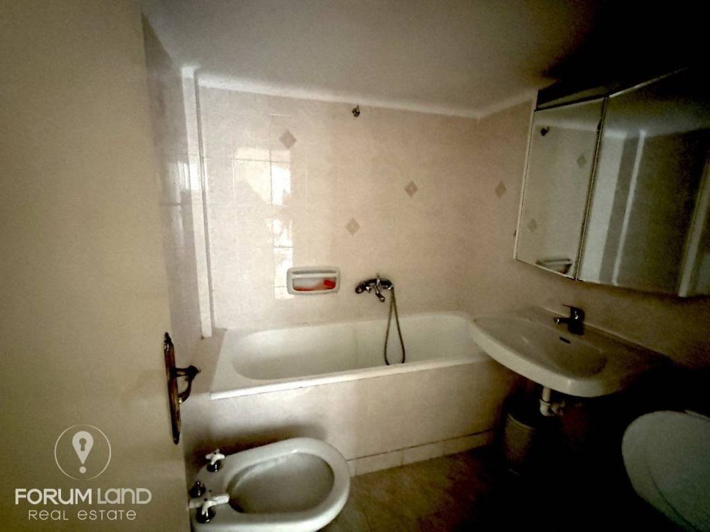 Forumland Real Estate, Μπάνιο