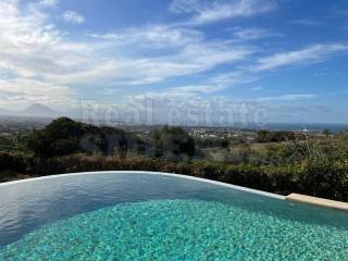 Πισίνα με θέα θάλασσα