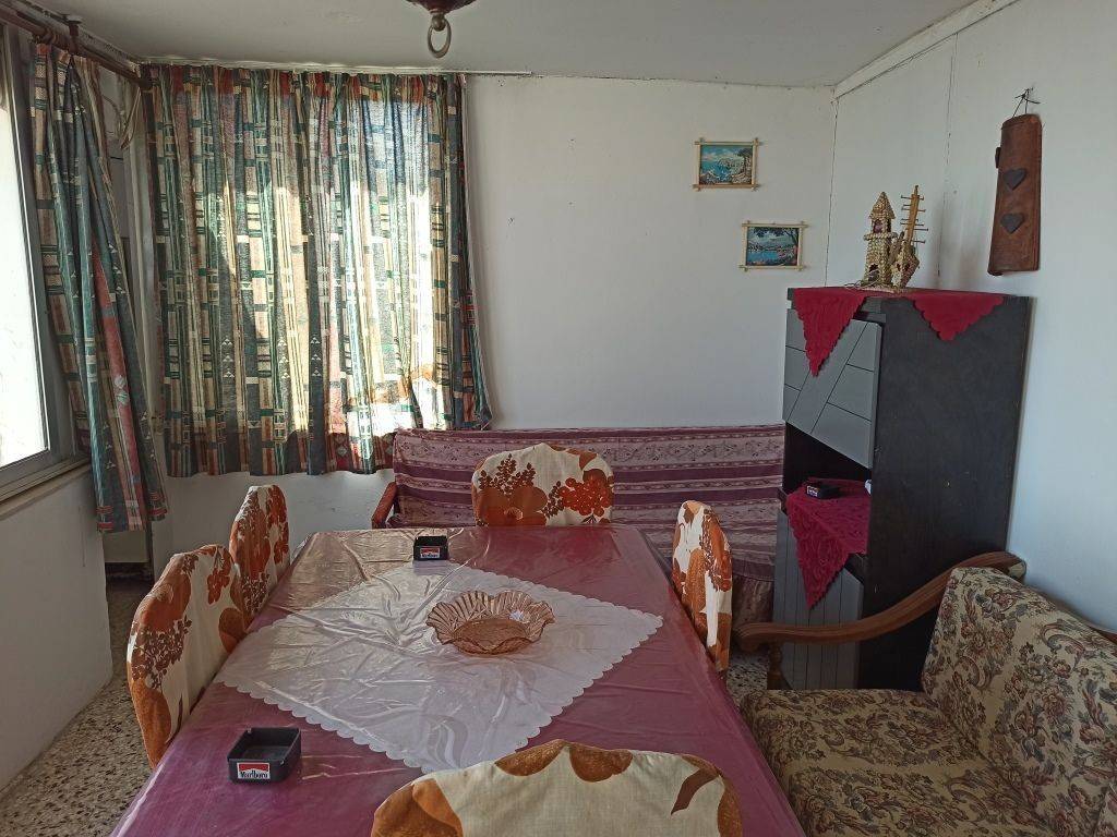 E TRAPEZARIA TES MONOKATOIKIAS