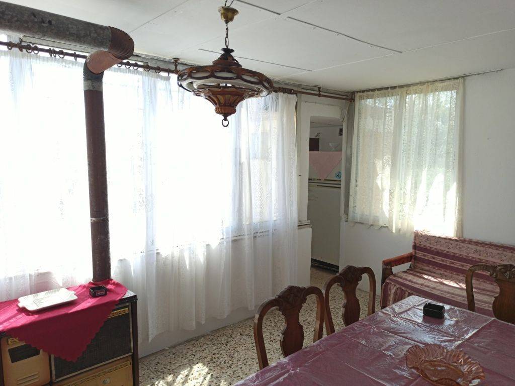 E TRAPEZARIA TES MONOKATOIKIAS