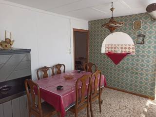 E TRAPEZARIA TES MONOKATOIKIAS