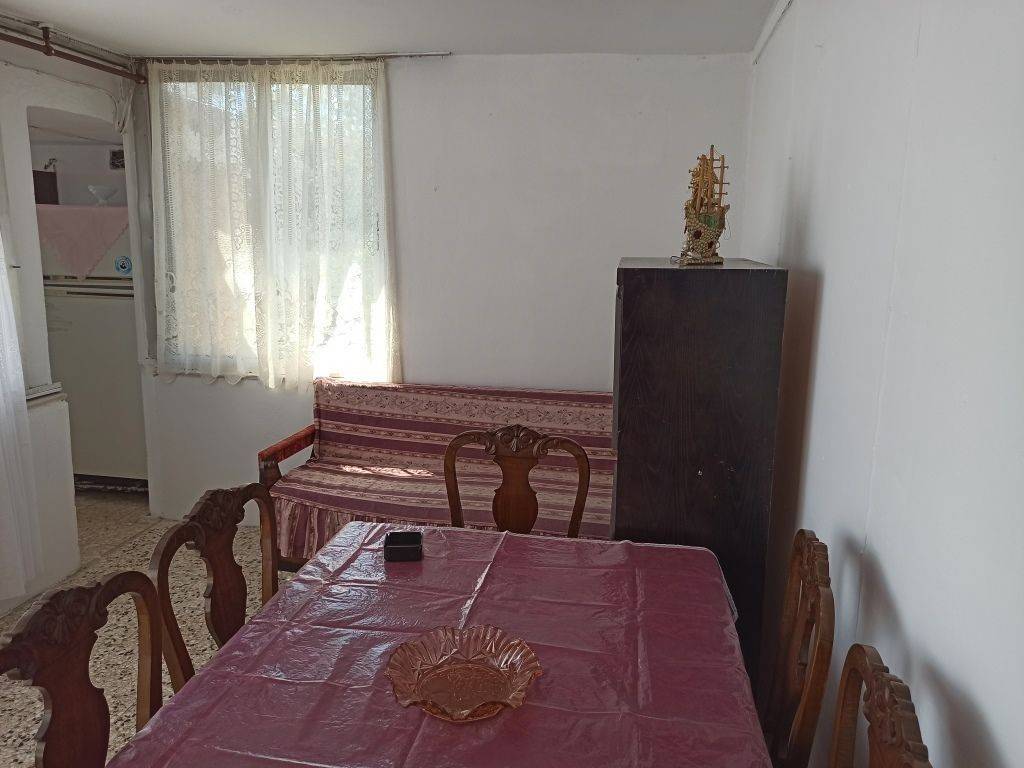 E TRAPEZARIA TES MONOKATOIKIAS